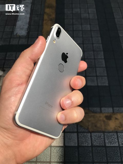 苹果iPhone 8工程机上手：后置指纹，屏占比惊人