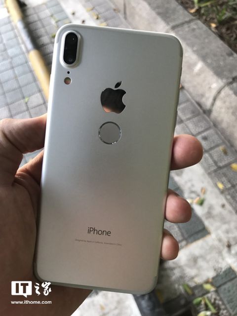 苹果iPhone 8工程机上手：后置指纹，屏占比惊人