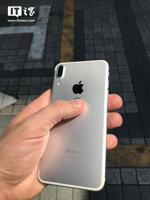 苹果iPhone 8工程机上手：后置指纹，屏占比惊人