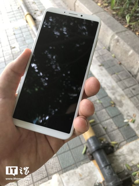 苹果iPhone 8工程机上手：后置指纹，屏占比惊人