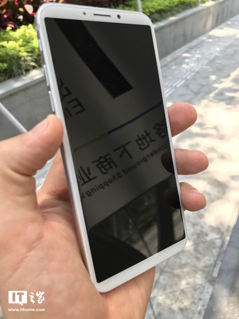 苹果iPhone 8工程机上手：后置指纹，屏占比惊人