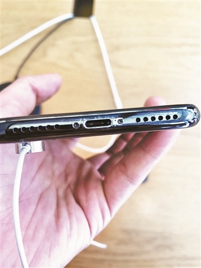 iPhone X掉漆严重到没法直视：苹果回应让用户很崩溃