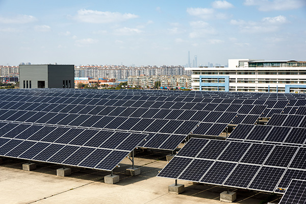 跟着苹果中国掌门探秘手机代工厂：机器贴膜，苹果工程师常驻