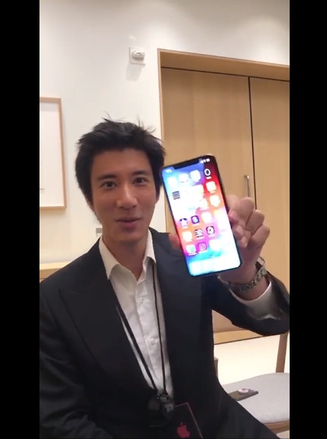 王力宏抢先上手iPhone Xs Max：直呼“超大超漂亮”