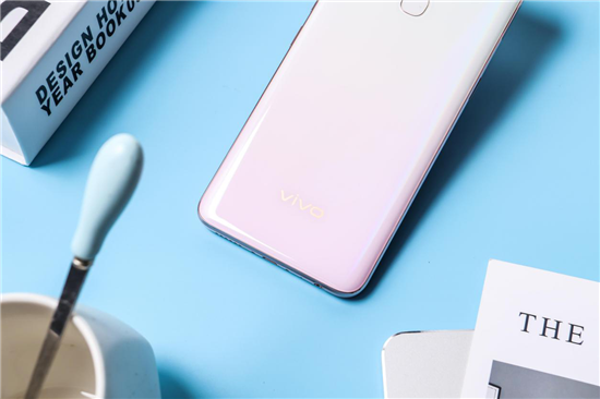 全新渐变色设计，vivo Z5x幻彩粉再造色彩美学